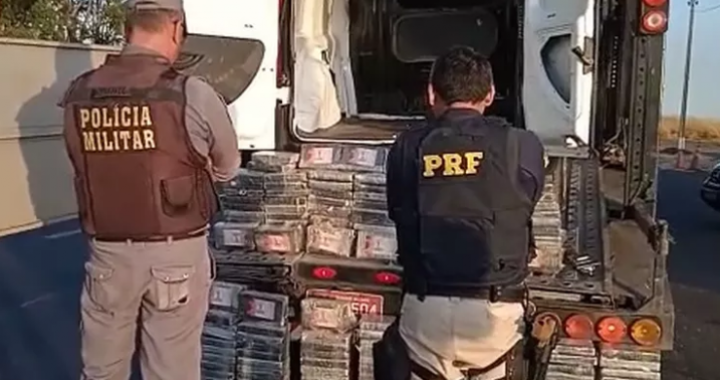 Mais de 200 kg de cocaína são apreendidos dentro de caminhão cegonha em MT