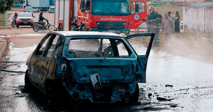 Carro fica totalmente destruído após incêndio em Mato Grosso