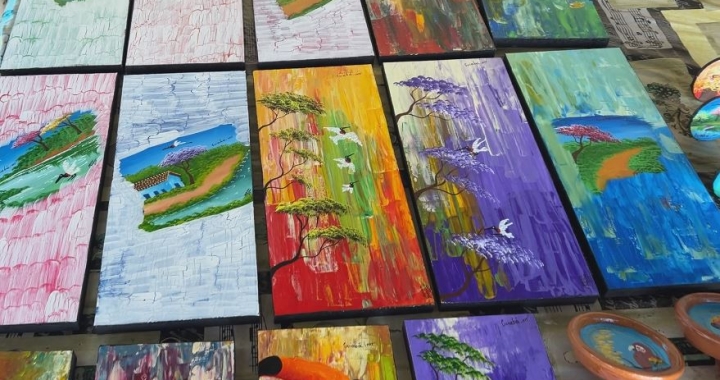Artesã de Juína leva a beleza do Pantanal para o Sesc Arsenal e Sesc Pantanal através de suas pinturas