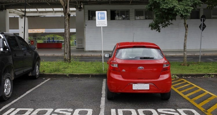 Credencial de estacionamento para idoso pode ser emitida de forma online