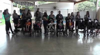 Sicoob entrega cadeiras de rodas e de banho para a APAE de Guarantã do Norte