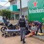 Acidente entre bicicleta motorizada e motocicleta deixa mulher ferida na Avenida dos Jambos